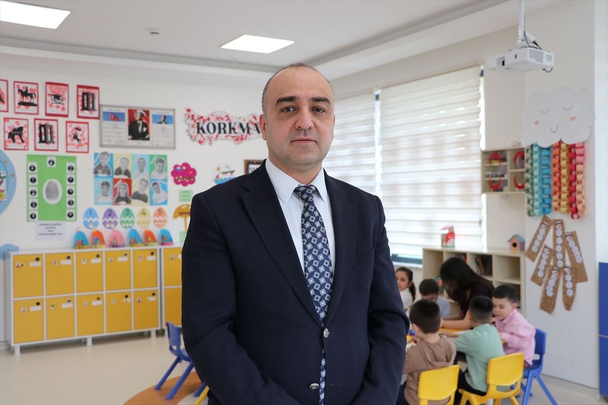 İşitme engelli ailesini taklit eden çocuk eğitimle konuşmaya başladı