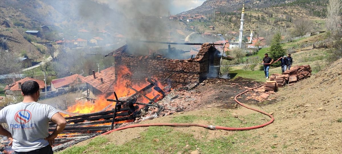 Isparta'da çıkan yangında saman deposu kullanılamaz hale geldi