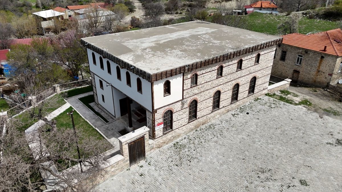 Isparta'daki kubbesiz cami yaklaşık 800 yıldır zamana meydan okuyor