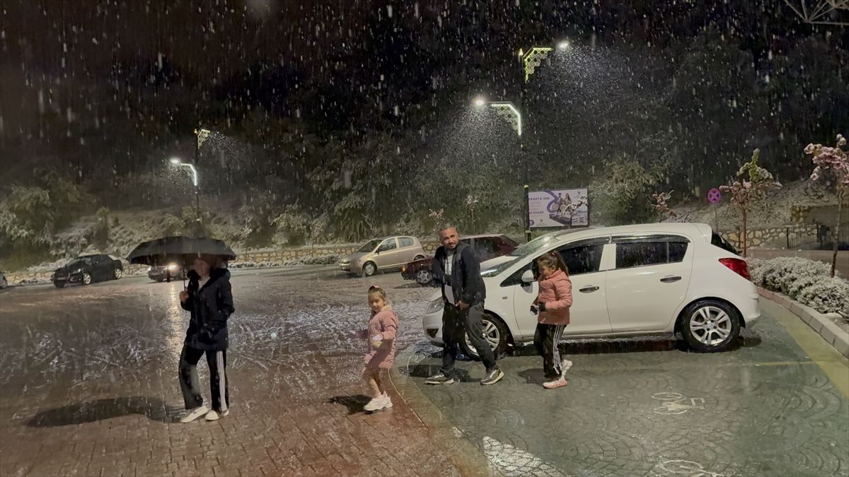 Isparta'nın yüksek kesimlerinde kar yağışı etkili oldu