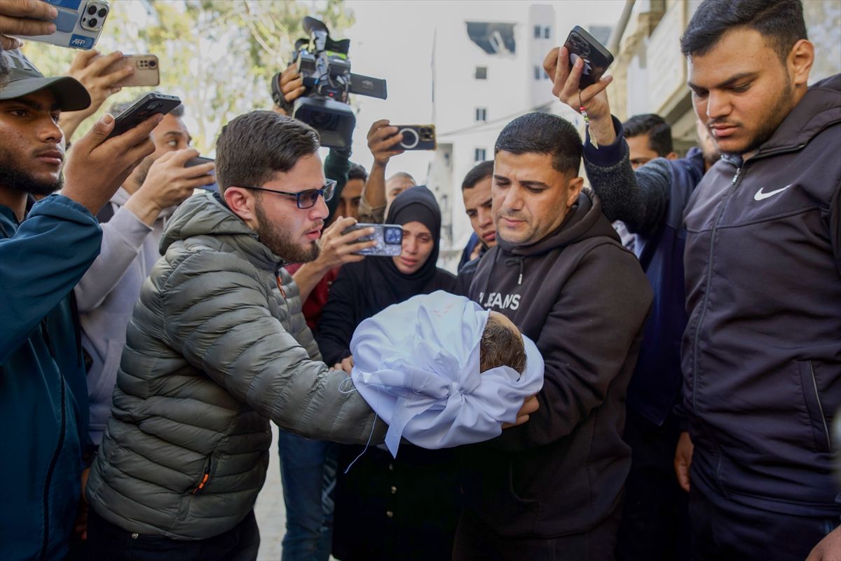 İsrail'in Gazze'ye saldırısında ikizlere hamile anne ve 2 çocuğu hayatını kaybetti