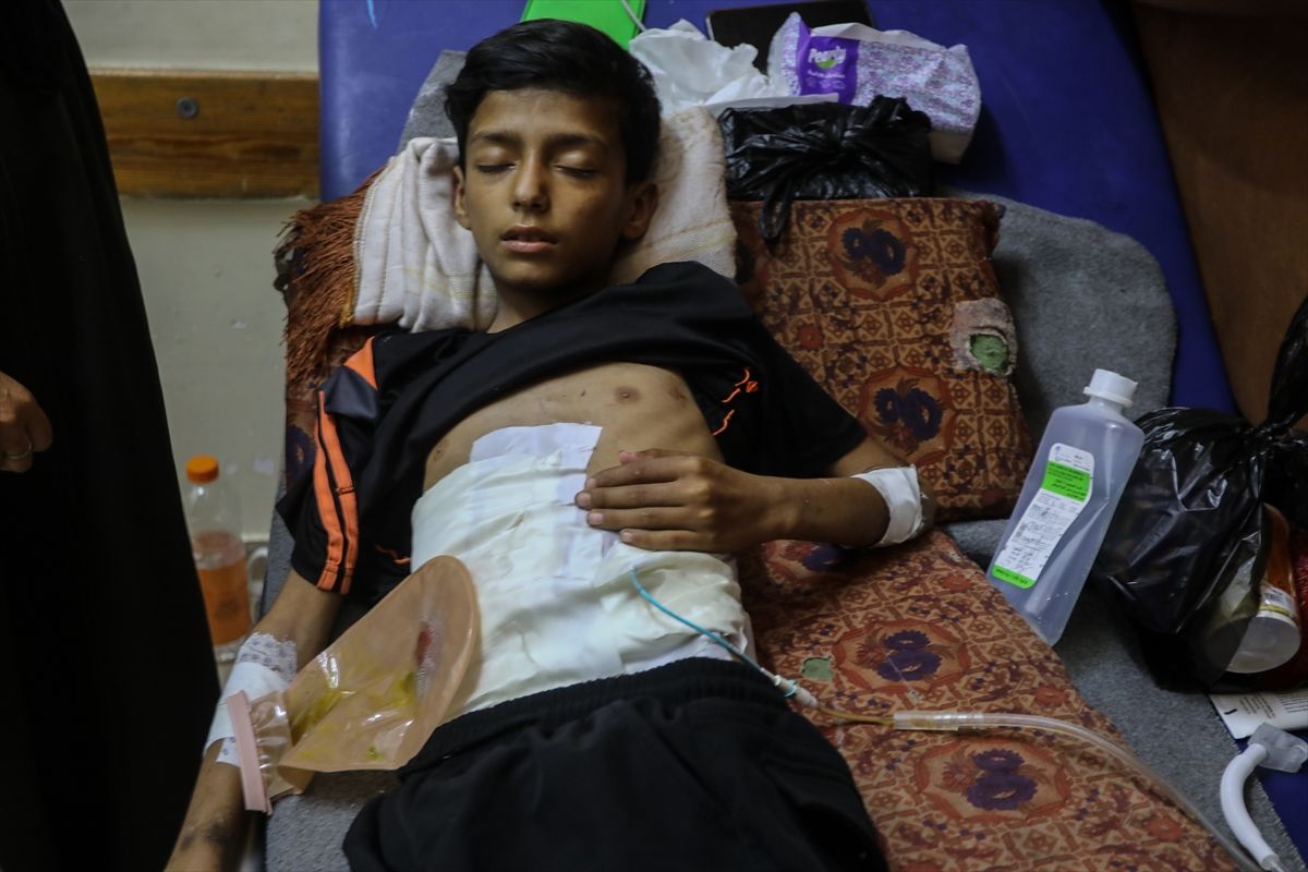 İsrail saldırısında ağır yaralanan 13 yaşındaki Ali, tedavi için Gazze'den tahliye edilmeyi bekliyor