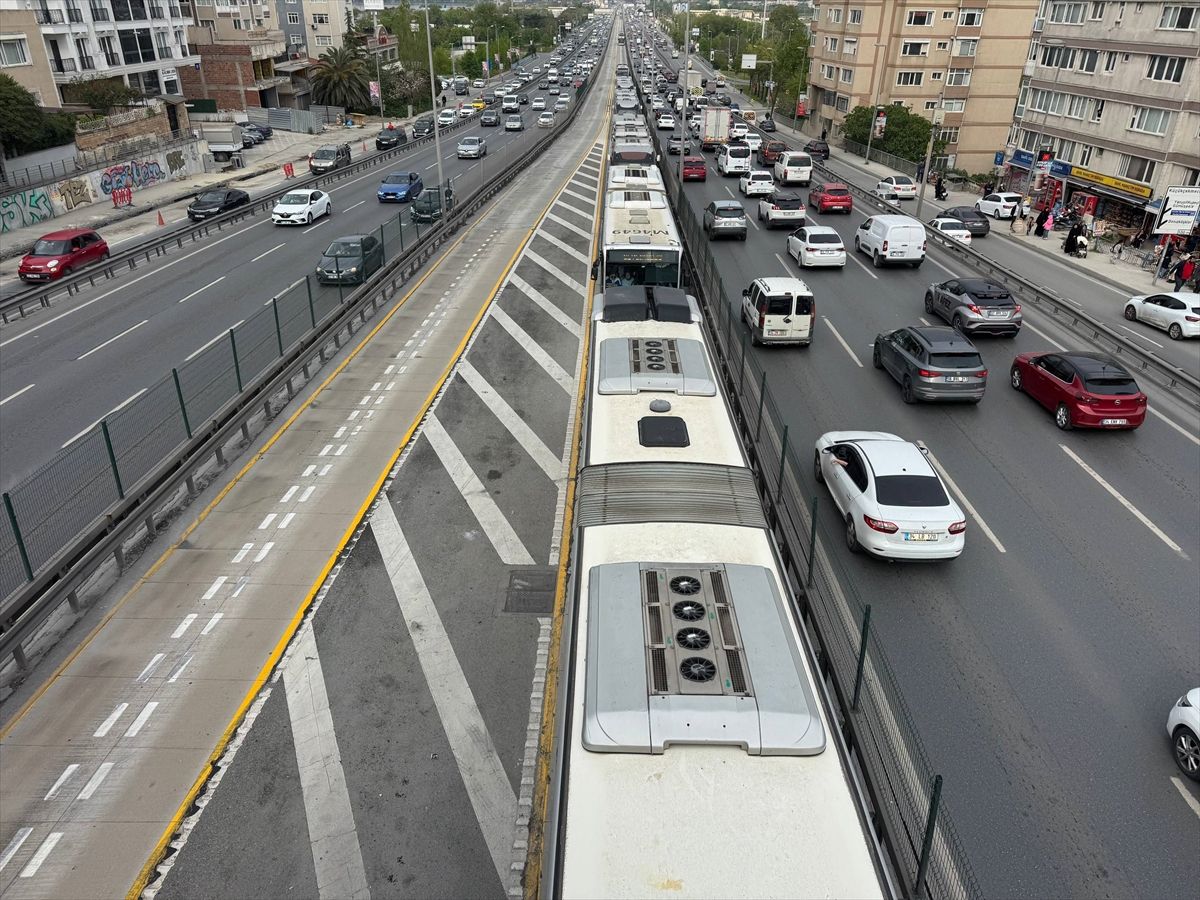 İstanbul'da metrobüste çıkan yangın seferleri aksattı