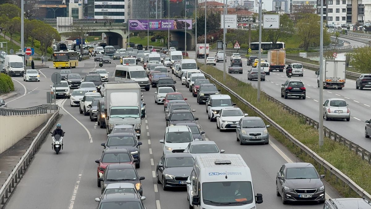 İstanbul'da sabah saatlerinde trafik yoğunluğu yaşanıyor