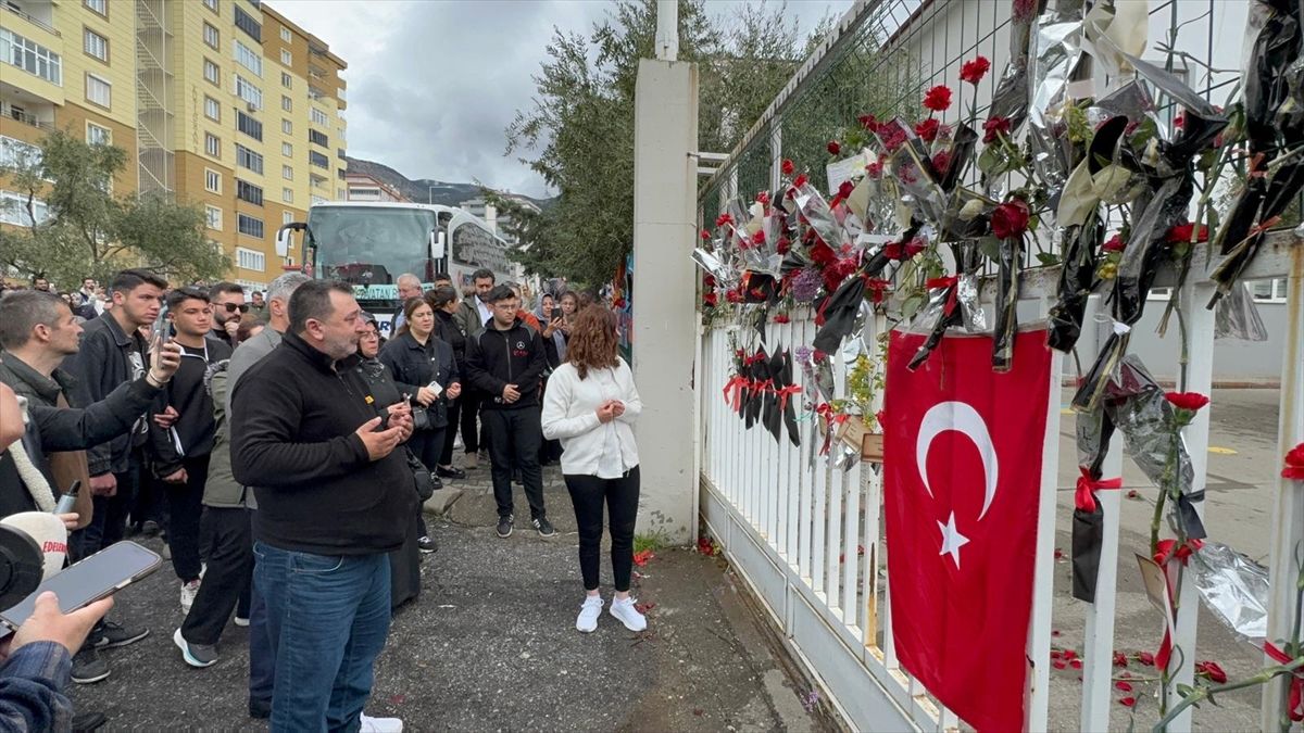 İstanbul'dan gelen gönüllüler Ayser Çalık Ortaokulu'nu ziyaret etti