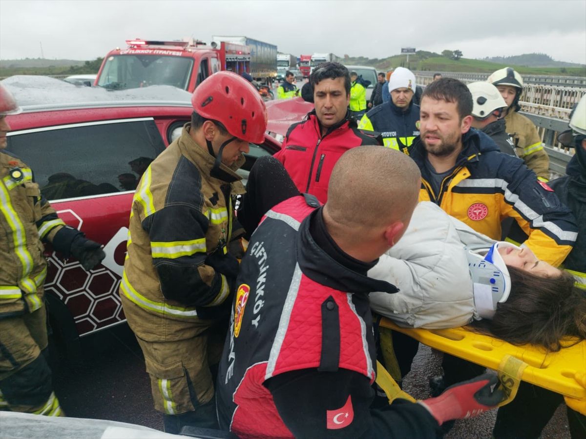 İstanbul-İzmir Otoyolunda tıra çarpan SUV tipi otomobildeki 4 kişi yaralandı