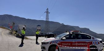 Fethiye'de yamaçtan düşen kayalar kara yolunu ulaşıma kapattı