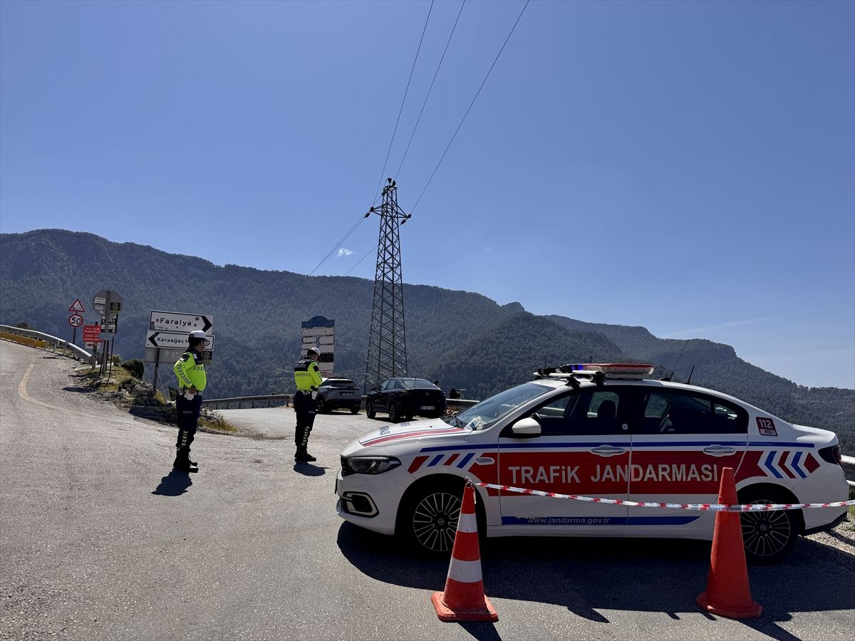 Fethiye'de yamaçtan düşen kayalar kara yolunu ulaşıma kapattı