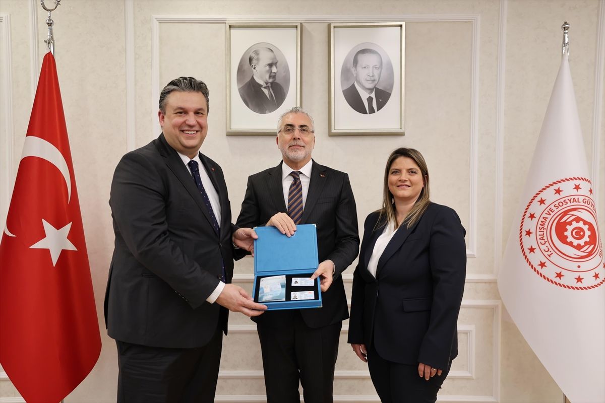 İtalyan şef Claudio Chinali'ye 'Turkuaz Kart' verildi