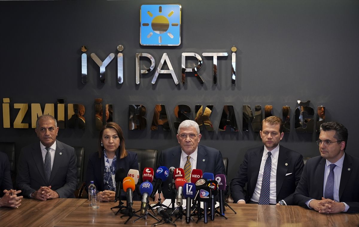 İYİ Parti Genel Başkanı Dervişoğlu, İzmir'de basın toplantısı düzenledi