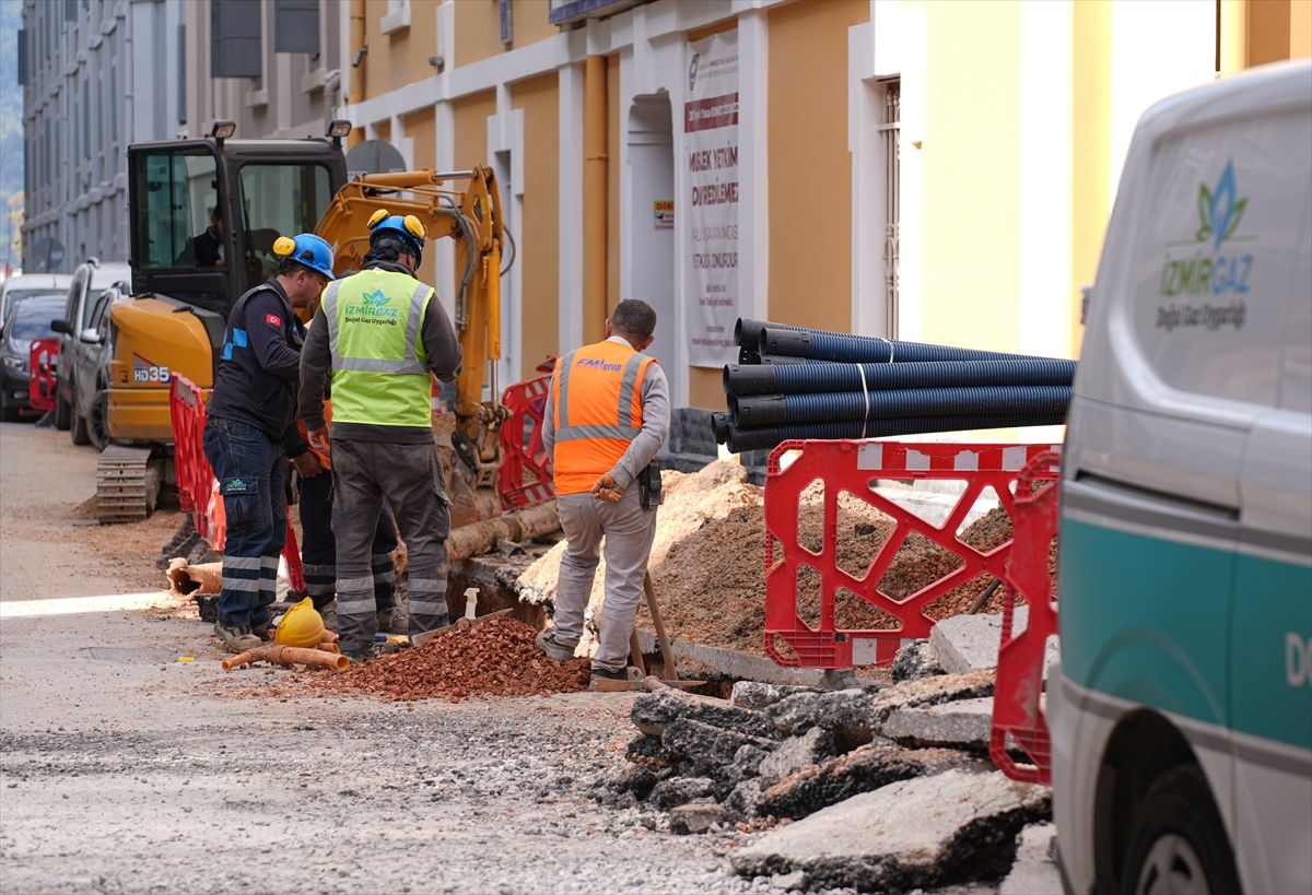 İzmir Alsancak'ta 'bitmeyen altyapı çalışmaları' tepki çekiyor