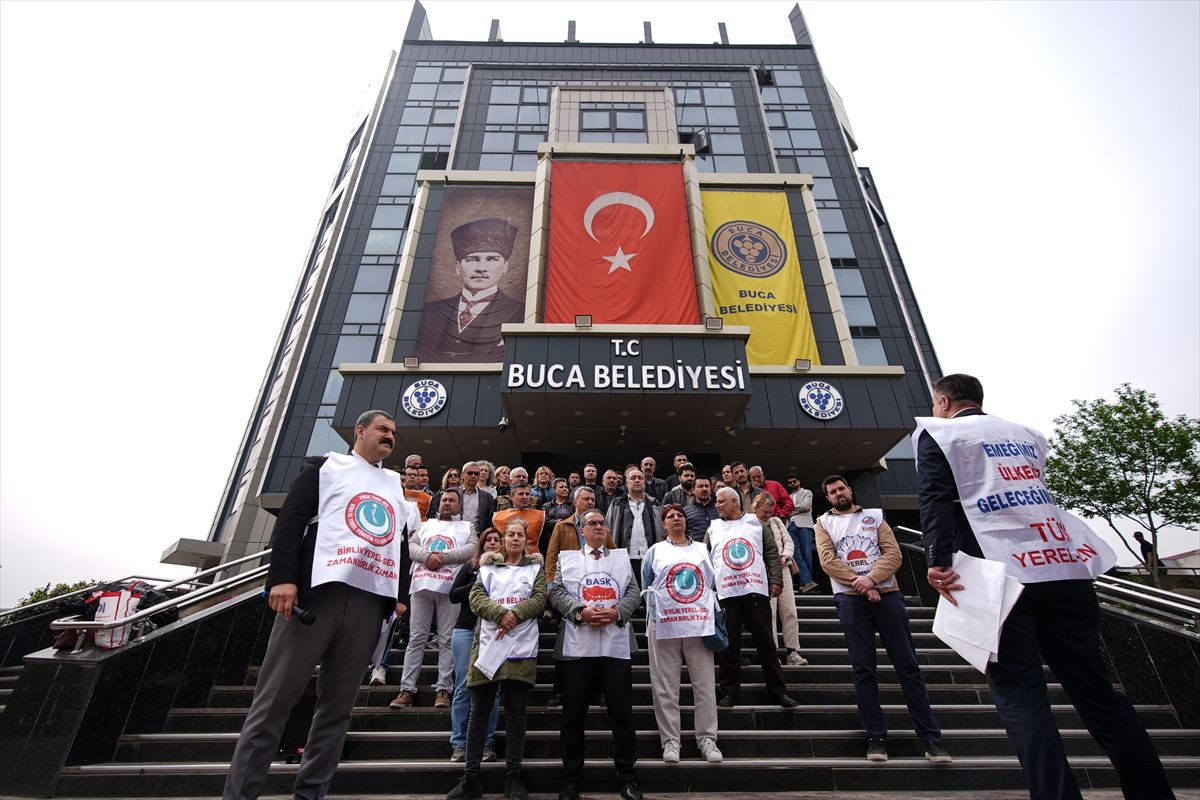 İzmir'de 2 belediyenin memurları ödenmeyen alacakları için iş bıraktı