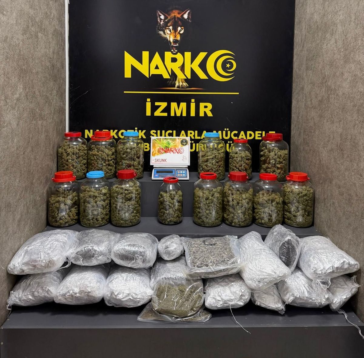 İzmir'de 60 kilo 200 gram uyuşturucu ele geçirildi, 4 şüpheli tutuklandı