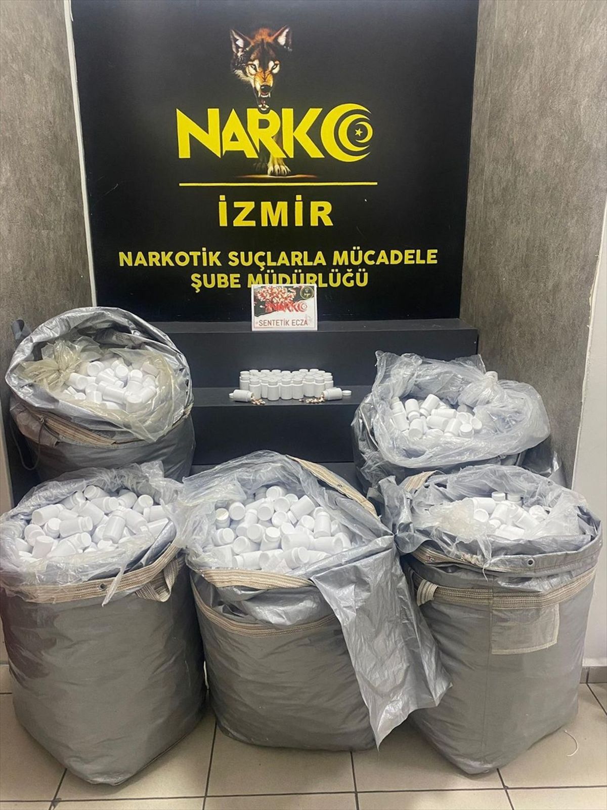 İzmir'de aracında uyuşturucu hap ele geçirilen şüpheli tutuklandı