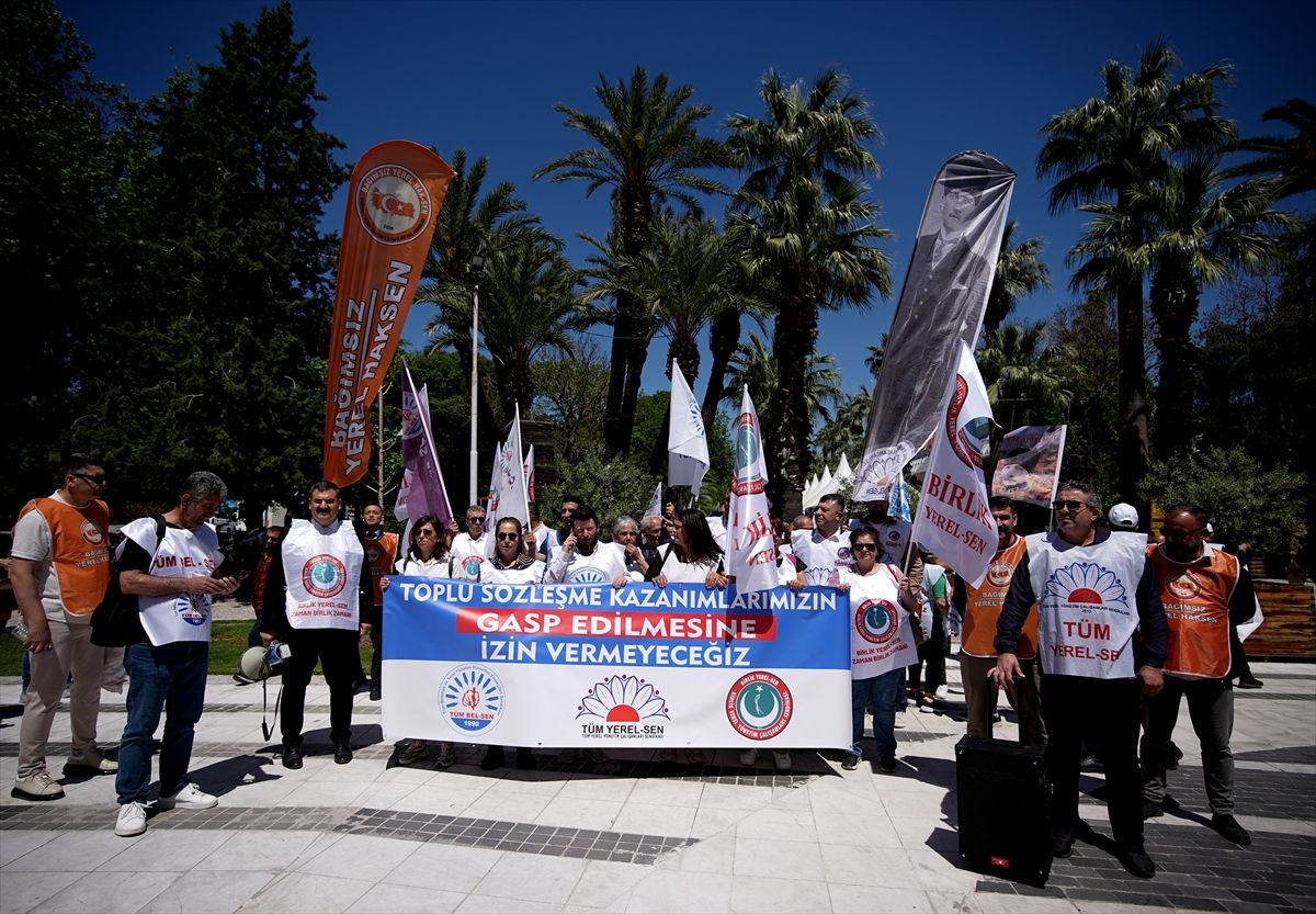 İzmir'de belediyelerde çalışan memurlar CHP İl Başkanlığına yürüdü