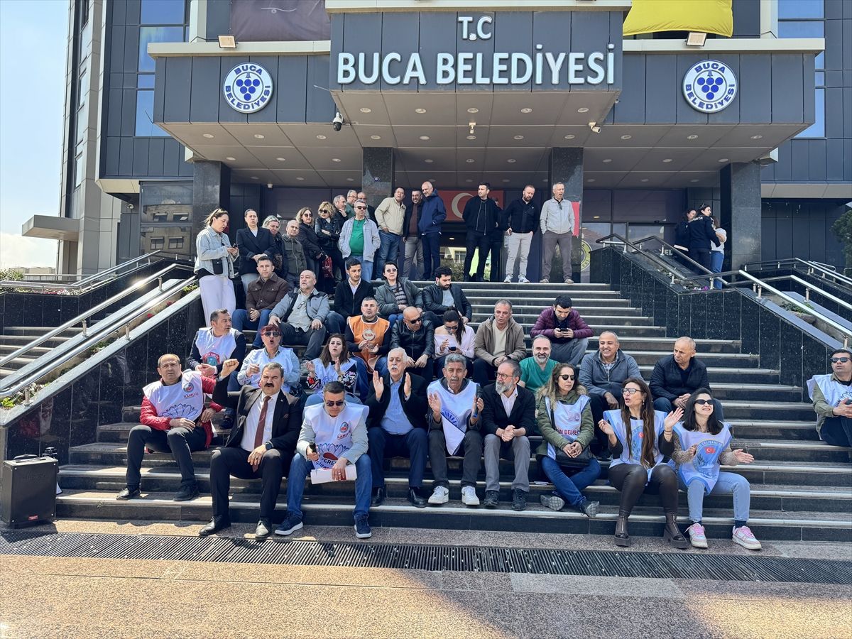 İzmir'de Buca Belediyesi memurları ödenmeyen alacakları için iş bıraktı