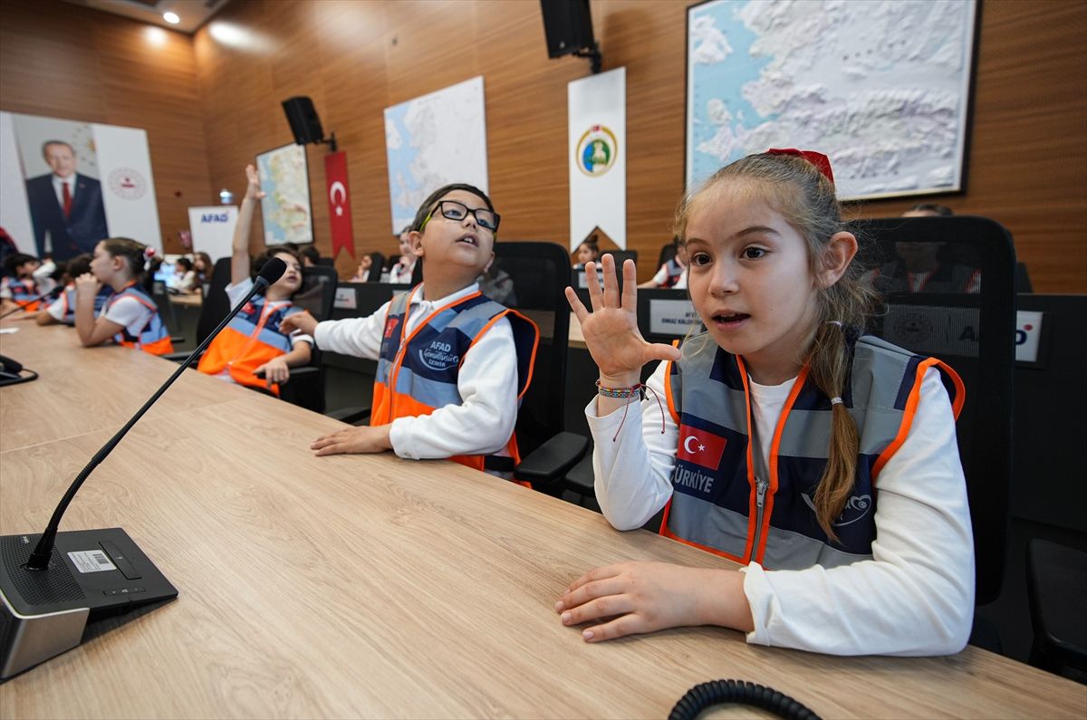 İzmir'de deprem tatbikatını 23 Nisan dolayısıyla çocuklar yönetti