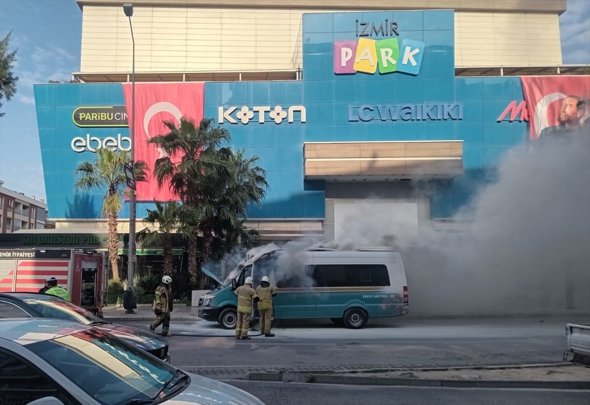 İzmir'de dolmuşta çıkan yangın cep telefonu kamerasıyla görüntülendi
