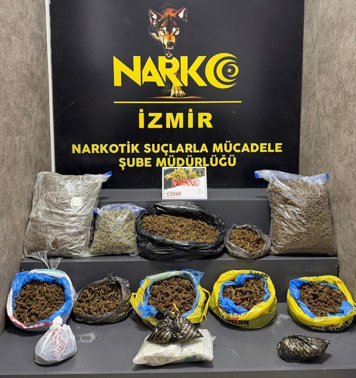 İzmir'de evde 16 kilo 550 gram uyuşturucu ele geçirildi