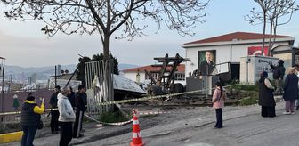İzmir'de freni patlayan kamyonun okul bahçesine devrildiği kazada sürücü yaralandı