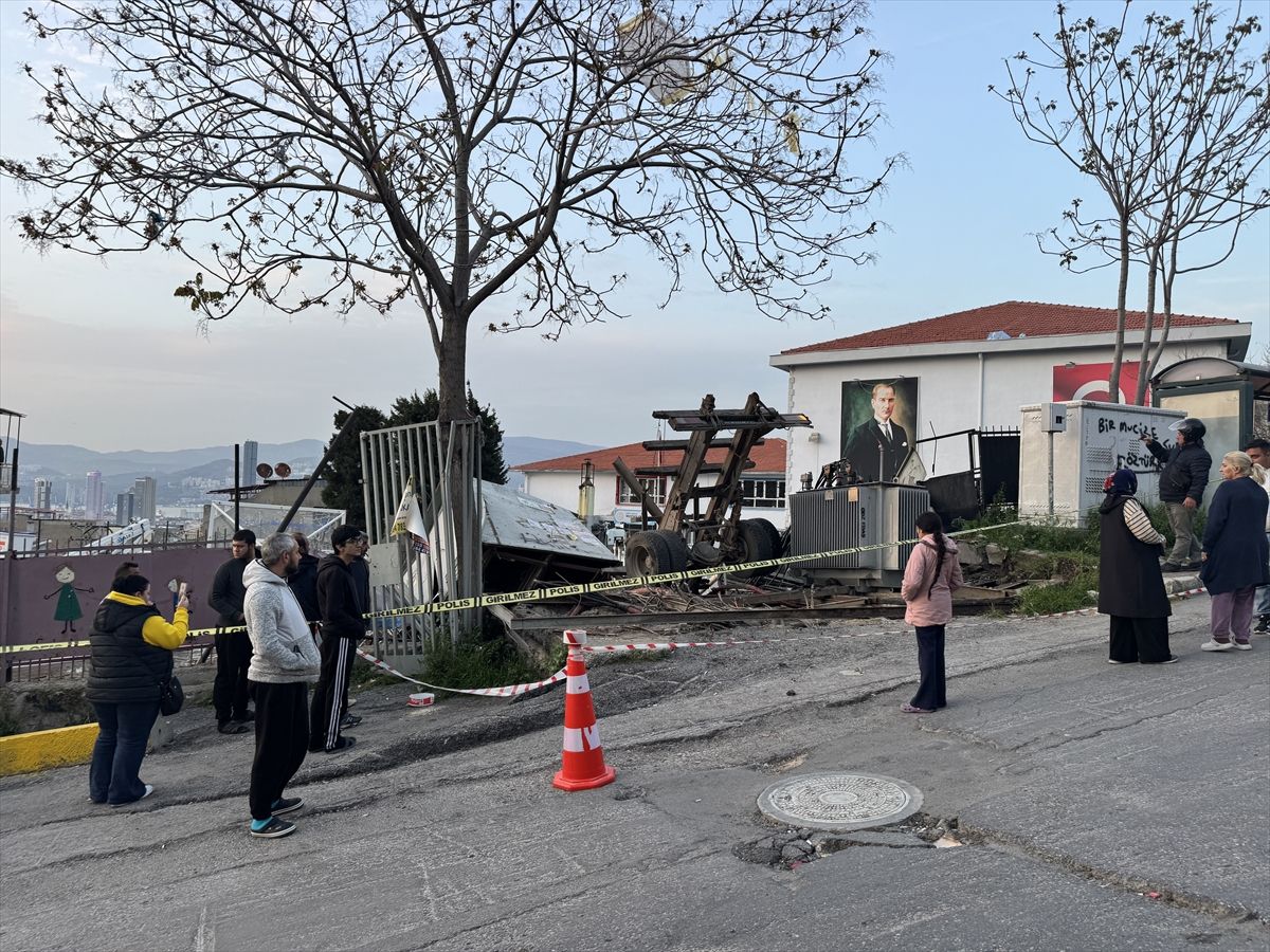 İzmir'de freni patlayan kamyonun okul bahçesine devrildiği kazada sürücü yaralandı