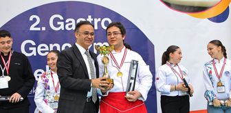 İzmir'de genç aşçılar yemek yarışmasında hünerlerini sergiledi
