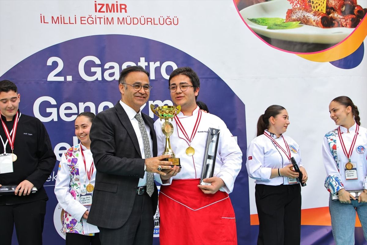 İzmir'de genç aşçılar yemek yarışmasında hünerlerini sergiledi
