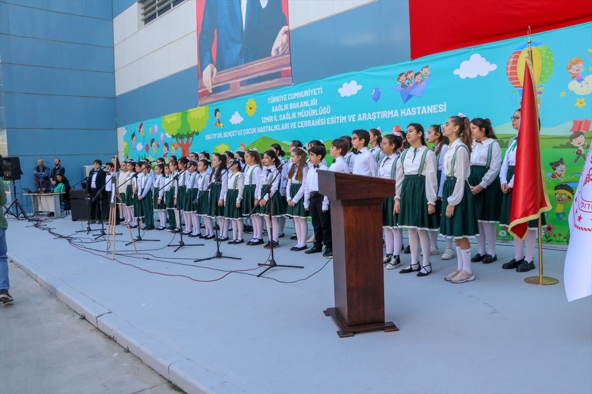 İzmir'de hastanede tedavi gören çocuklara 23 Nisan sürprizi