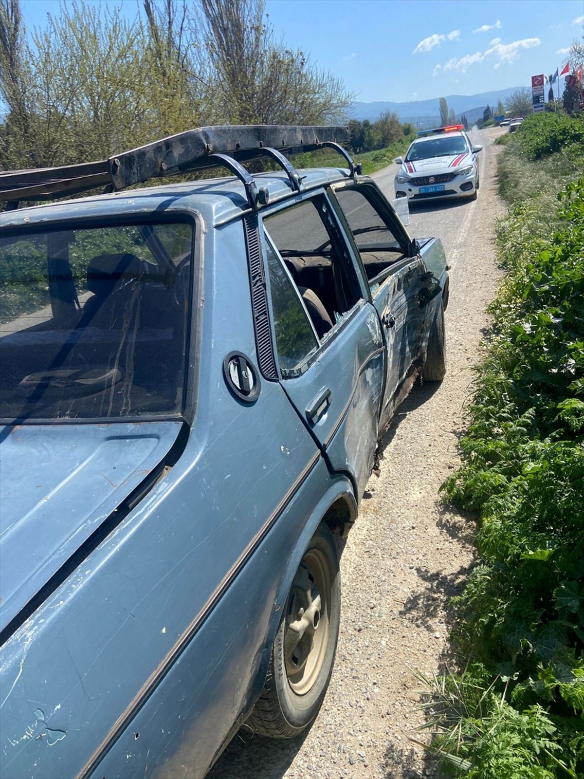 İzmir'de kamyonet ile otomobilin çarpıştığı kazada 2 kişi yaralandı