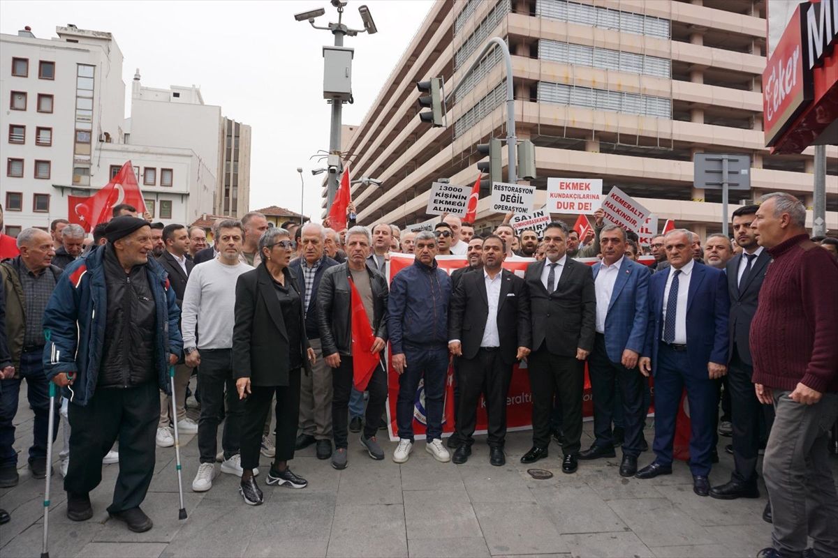 İzmir'de Kemeraltı esnafı Çankaya'daki katlı otoparkın kapatılmasını protesto etti