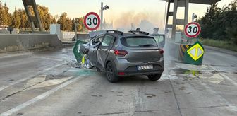 İzmir'de otoyol gişelerinde bariyere çarpıp yanan otomobilin sürücüsü öldü