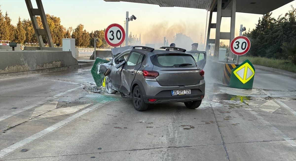 İzmir'de otoyol gişelerinde bariyere çarpıp yanan otomobilin sürücüsü öldü