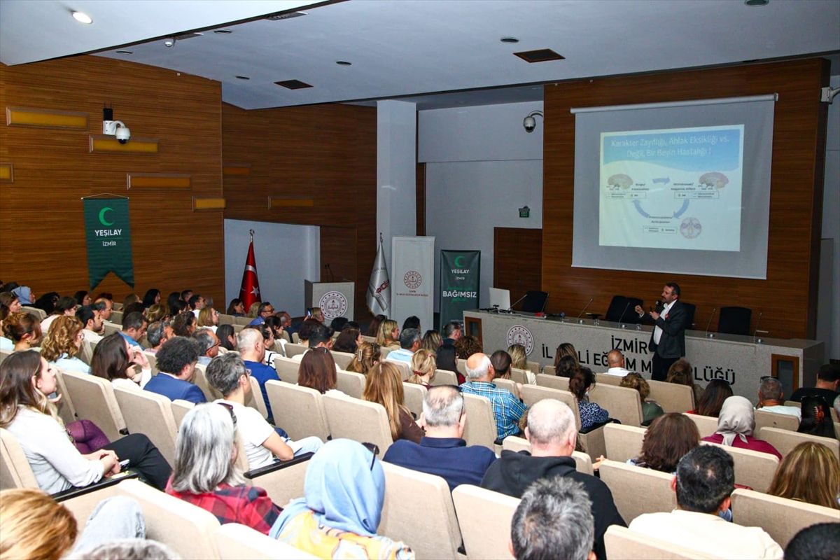 İzmir'de rehber öğretmenlere bağımlılıkla mücadele eğitimi verildi
