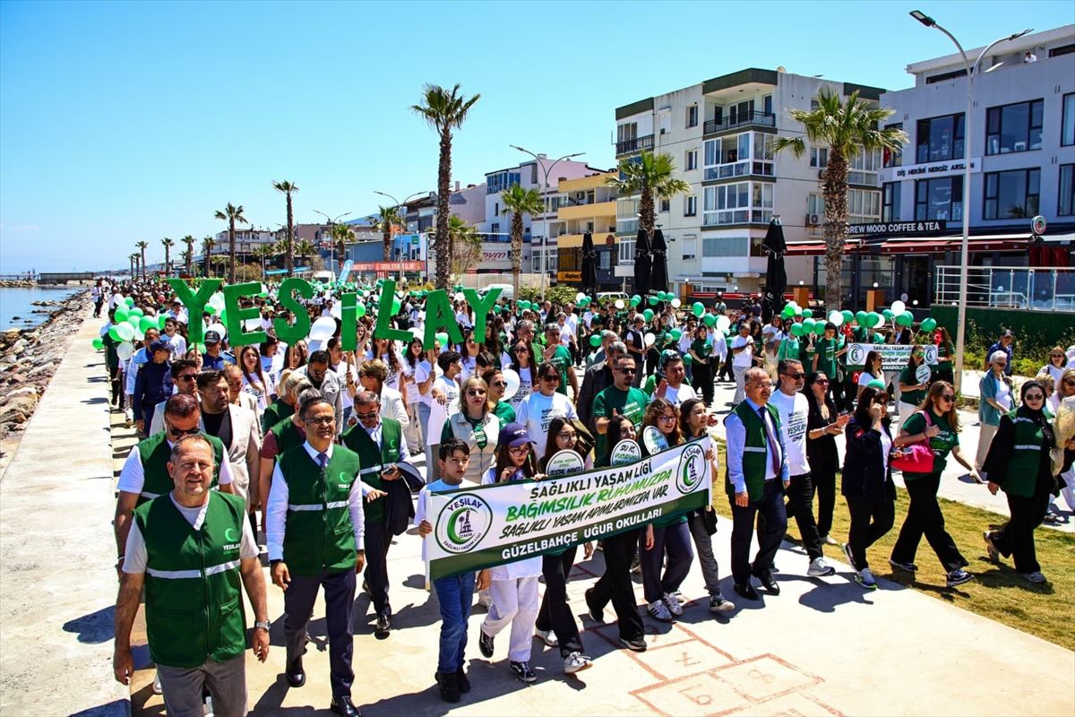 İzmir'de sağlıklı yaşam için yürüyüş düzenlendi