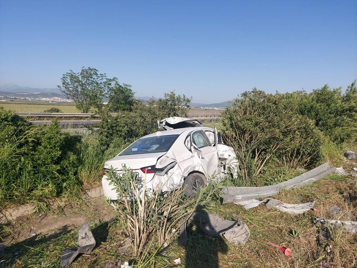 ?İzmir'de tırla çarpışan otomobilin sürücüsü yaralandı
