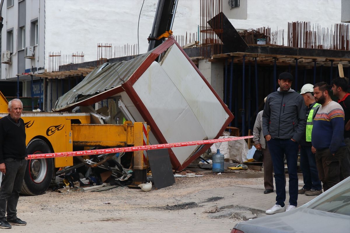 İzmir'de vincin kırılan parçası konteynerin üzerine düştü, 3 işçi yaralandı