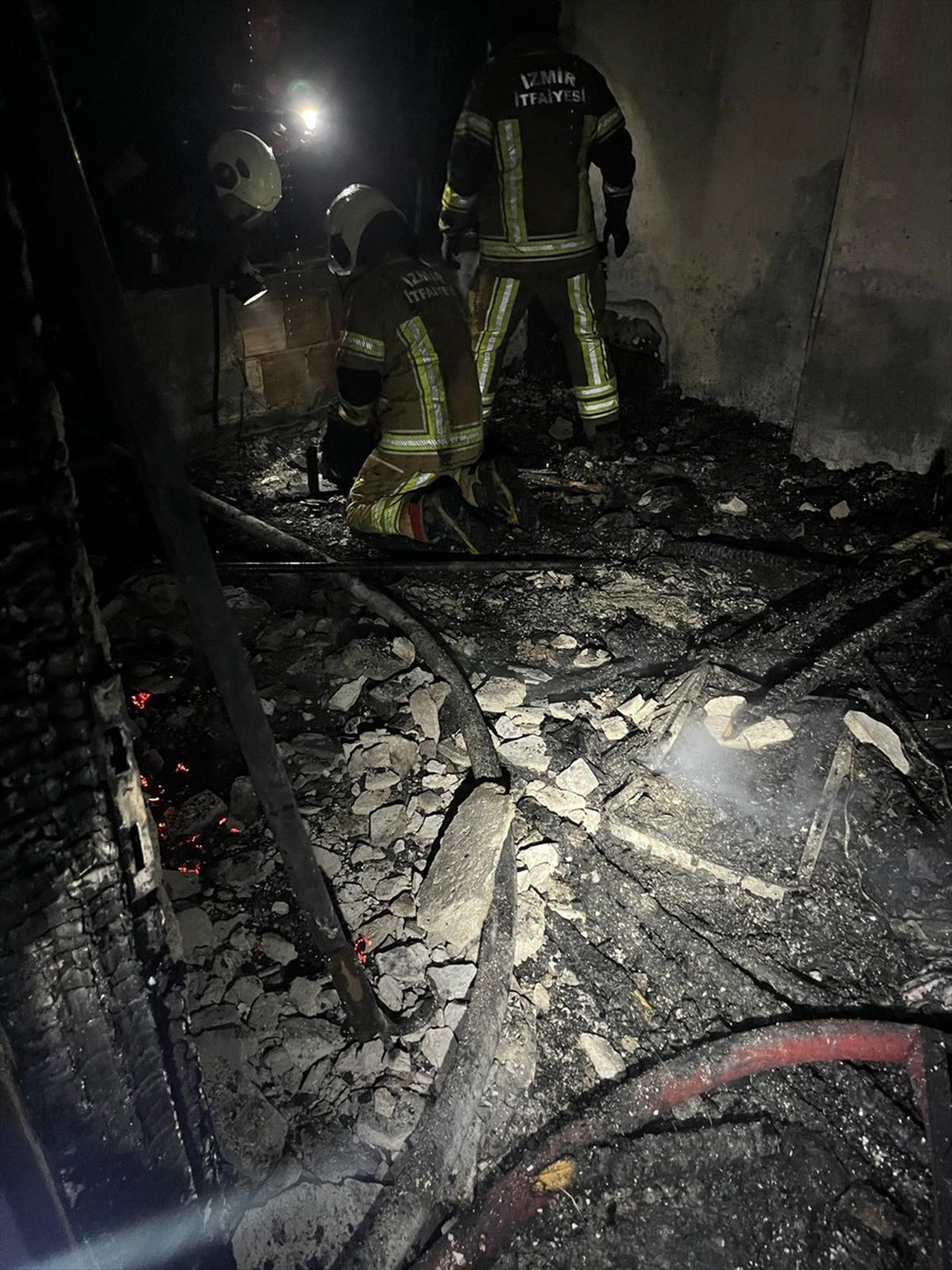 İzmir'de yangın çıkan evdeki bebek öldü, 3 kardeşi dumandan etkilendi