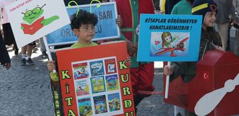 İzmir'deki şenlikte kitap kahramanlarını canlandıran öğrenciler kitap takası yaptı