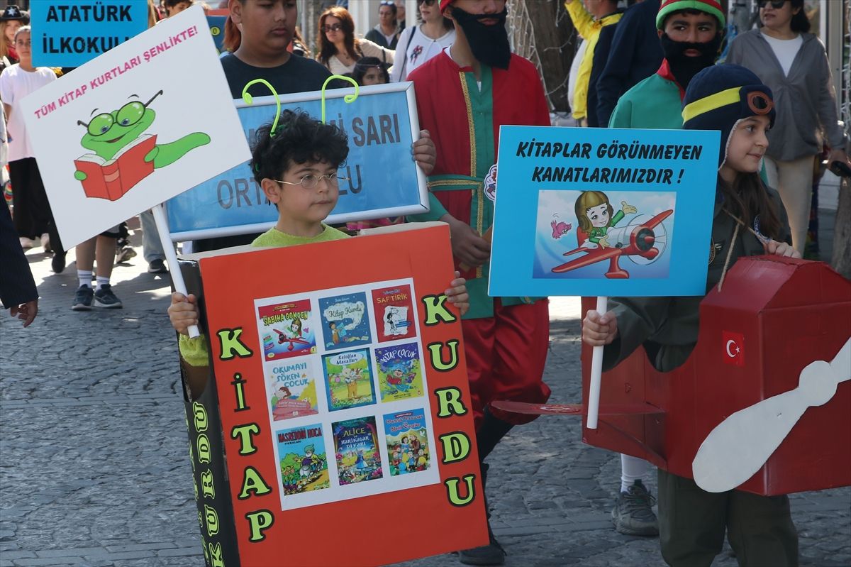 İzmir'deki şenlikte kitap kahramanlarını canlandıran öğrenciler kitap takası yaptı
