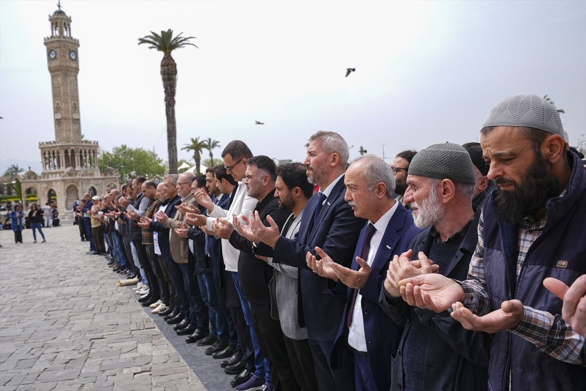 İzmir ve çevre illerde Kahramanmaraş'taki okul saldırısında yaşamını yitirenler için gıyabi cenaze namazı ...