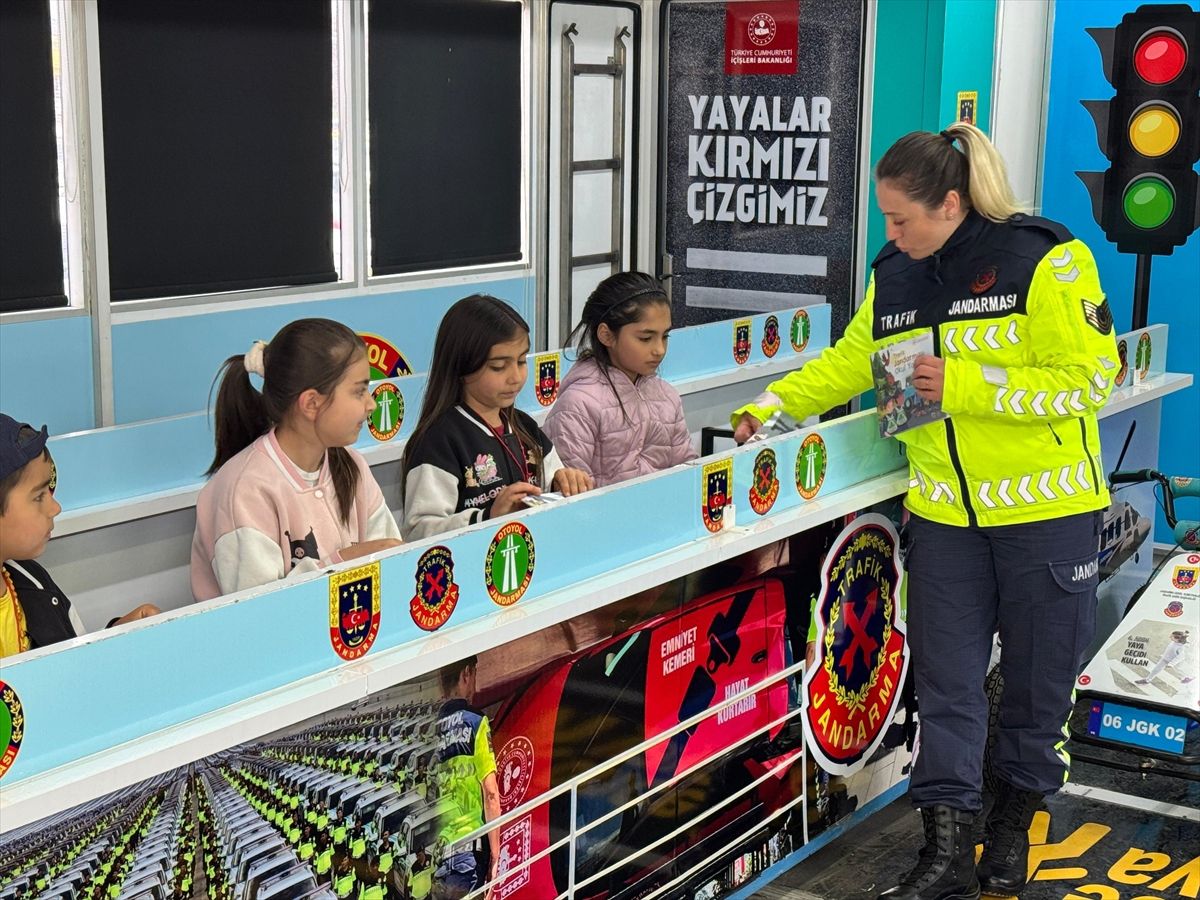 Jandarma Genel Komutanlığınca Başkent'te Trafik Haftası etkinliği düzenlendi