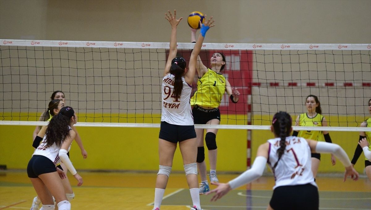 Kadınlar Bölgesel Lig voleybol final müsabakaları Osmaniye'de başladı