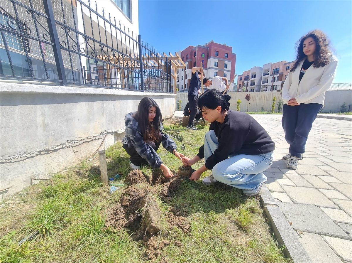 Kadirli'de öğrenciler huzurevi sakinleriyle fidan dikti