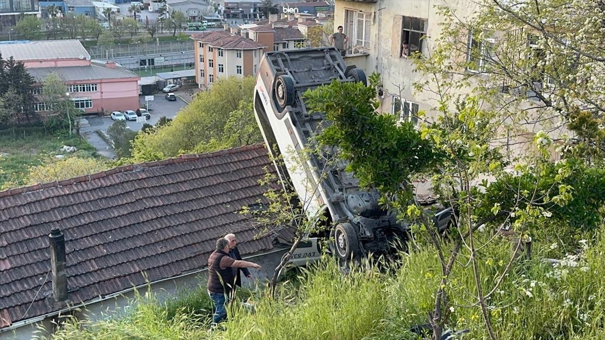 Kağıthane'de gecekondunun çatısına devrilen servisin sürücüsü yaralandı