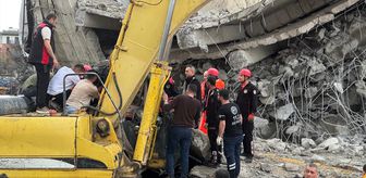 Kahramanmaraş'ta 5 katlı otoparkın yıkımı sırasında iş makinesi enkaz altında kaldı