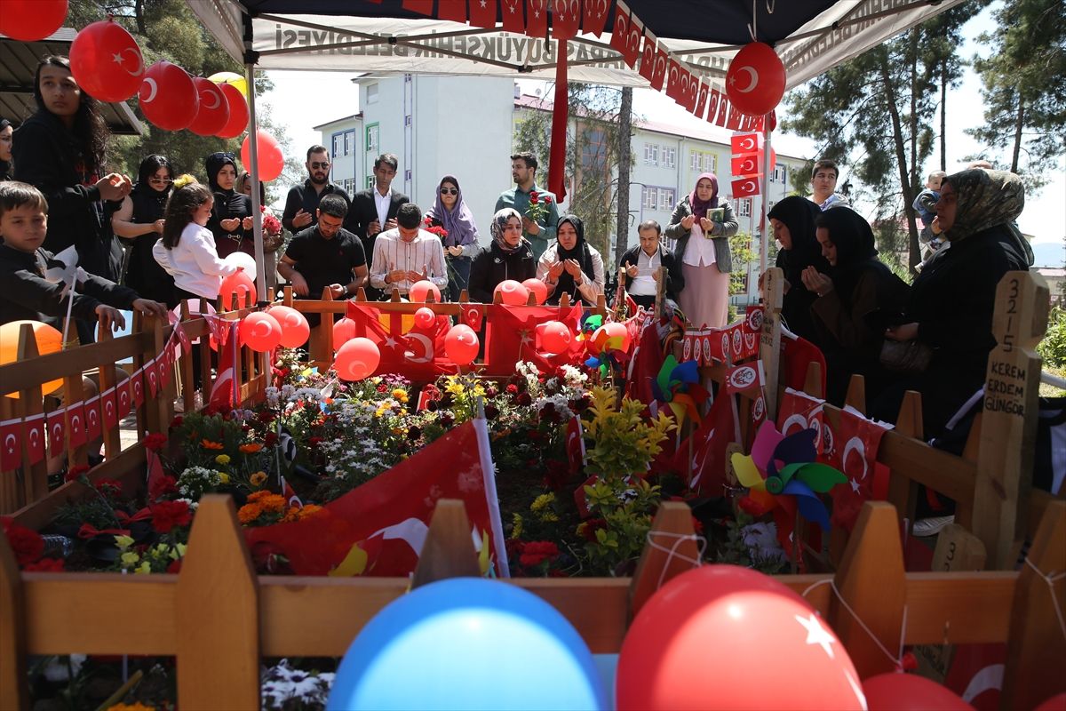 Kahramanmaraş'ta okul saldırısında hayatını kaybeden çocuklar 23 Nisan'da mezarları başında anıldı