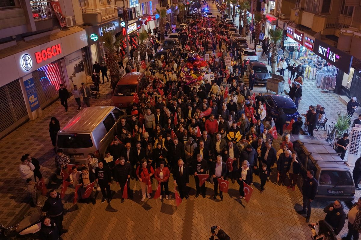 Kahramanmaraş'taki saldırıda hayatını kaybeden öğretmen ve öğrenciler Turgutlu'da sessiz yürüyüşle anıldı