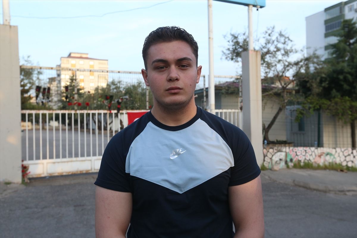 Kahramanmaraş'taki silahlı saldırının gerçekleştiği okula Türk bayrağı asıldı ve karanfil bırakıldı