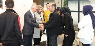 Kahramanmaraş Valisi Ünlüer ile Prof. Dr. Solaroğlu, okul saldırısında yaralanan öğrencileri ziyaret etti