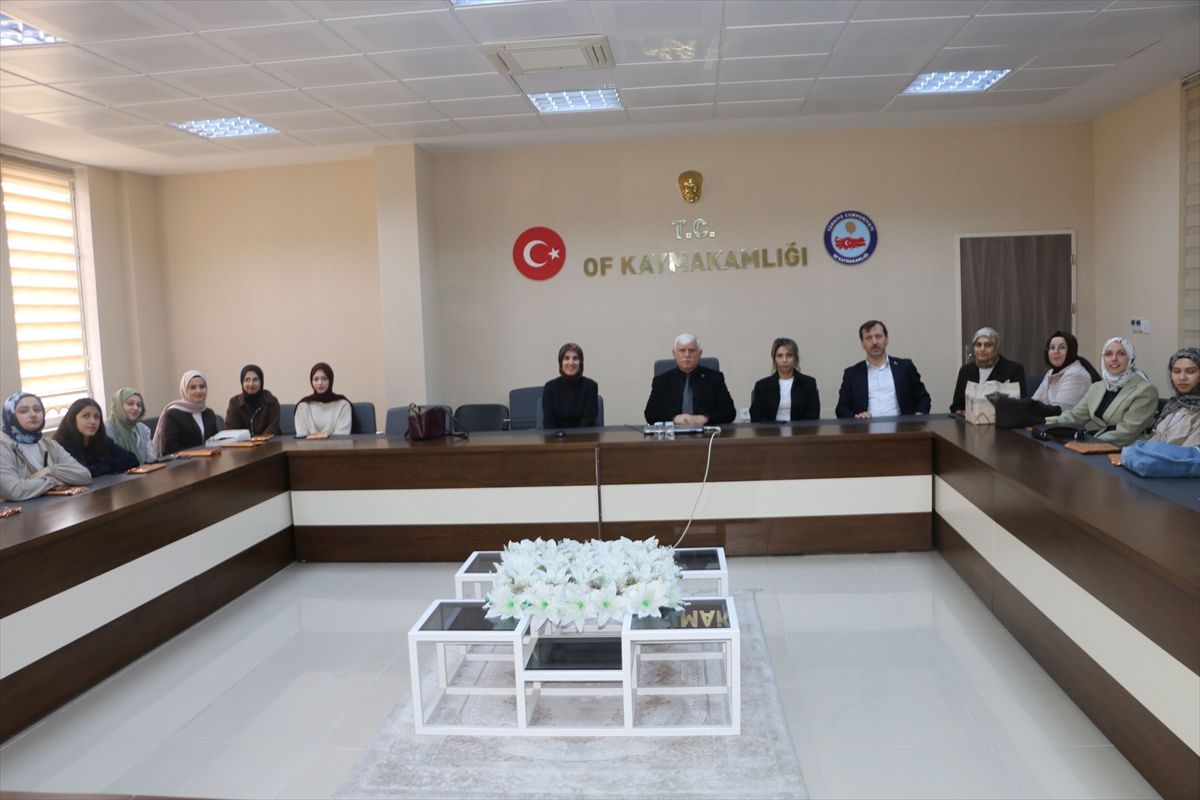 Kahramanmaraşlı öğrencilerden Of Milli Eğitim Müdürü Kabahasanoğlu'na ziyaret